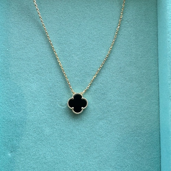 **SOLD** Elegant 10k Yellow Gold Black Clover Pendant Necklace - Picture 3 of 5